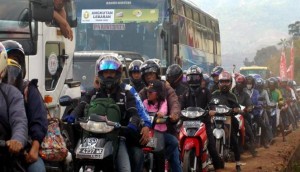 76891_kemacetan_lalu_lintas_di_nagrek__kabupaten_bandung__jawa_barat_663_382