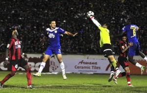 BANDUNG, 13/1- PERSIB PERSIPURA. Kiper Persipura Yoo Jae Hoon (1) menyelamatkan gawang dari serangan pesepakbola Persib pada kompetisi Indonesia Super League di Stadion siliwangi Bandung, Jawa Barat, Minggu (13/1).