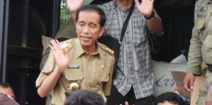 jokowi-bagikan-bantuan