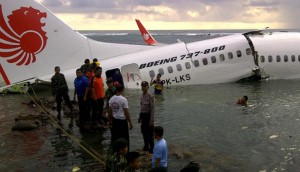 200457_evakuasi-pesawat-lion-air-di-bali_663_382