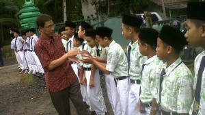 SISWA Pondok Pesantren Asy Syujaa'iyyah, di Dusun Sindangsari, Desa Cintaratu, Kecamatan Parigi, Kabupaten Pangandaran, bersalaman dengan Penjabat Bupati Kabupaten Pangandaran Endjang Naffandy, Rabu 