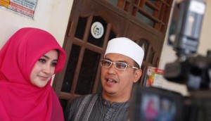 Ustaz Jeffry Al Buchori bersama Pipik (VIVAnews/ Muhamad Solihin)