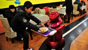 Robot suatu restoran di China sedang melayani pengunjung (REUTERS/Sheng Li)