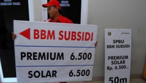 Petugas SPBU di kawasan kota Tangerang menyiapkan alat peraga berisi petunjuk harga BBM jika dinaikkan, di Tangerang, Banten. (ANTARA/Lucky.R)