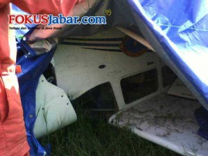 Bangkai peasawat Cessna 172 yang tergelincir di Pangandaran (foto : Deni Hamdani)