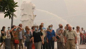 210951_turis-di-singapura-di-tengah-kabut-asap-tebal_663_382