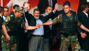 212769_mohamed-mursi-saat-dikawal-pasukan-kepresidenan-mesir_663_382