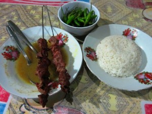 Sate-klatak-disajikan-dengan-kuah-gule-encer