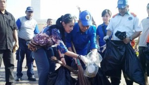 217556_syarif-hasan-bersih-bersih-monas-_663_382