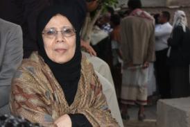 Menteri HAM Yaman Huriya Mashur bergabung dengan aktivis tanggal 2 Juni 2013 di Komplek Penjara Sanaa Yaman (photo: AFP)