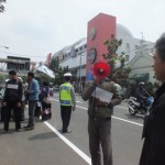 Sejumlah aktivis mahasiswa Kesatuan Aksi Mahasiswa Muslim Indonesia (KAMMI) berdemo pada acara pelantikan Wali Kota dan Wakil Wali Kota terpilih Ridwan Kamil-Oded M. Danial di Jalan Merdeka menuju Gedung DPRD Kota Bandung di Jalan Aceh, Senin (16/9/2013).