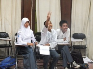 salah seorang siswa SMA Alfa Centauri mengancungkan tangan saat hendak menjawab pertanyaan dewan juri dalam lomba cerdas cermat PAI di kampus SMA Alfa Centauri Jl. Cisangkuy No. 20 Bandung, Jum'at (13/9/2013) 