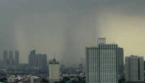 235303_puncak-musim-hujan_663_382