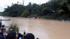 20140829_141941_tim-sar-bersama-pawang-buaya-mencari-korban-yang-dimangsa-buaya