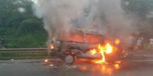 mobil terbakar