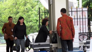 Menteri Kelautan dan Perikanan Susi Pudjiastuti memasuki Istana Bogor, Jawa Barat untuk mengikuti rapat terbatas bersama Presiden Joko Widodo, Selasa (17/2/2015) siang. Wali kota Bogor usul agar Jokowi dan para menterinya menggunakan jasa kereta api jika menghadiri rapat di Istana Bogor.