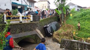 mobil-terperosok-ke-saluran-irigasi