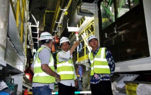 Presiden RI Joko Widodo didampingi Gubernur DKI Jakarta Basuki Tjahaja Purnama dan Direktur Utama PT MRT Jakarta Dono Boestami meninjau pengerjaan proyek pengeboran pembangunan dan mass rapid transit (MRT), di Patung Pemuda Senayan, Jakarta, Kamis (8/10). Diperkirakan masa pengerjaan konstruksi jalur terowongan bawah tanah MRT dengan menggunakan mesin bor bawah tanah akan berlangsung mulai September 2015 hingga Desember 2016. FOTO : RANDY TRI KURNIAWAN/RM