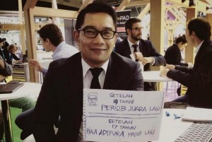 ridwan-kamil-memamerkan-surat-undangan-penyerahan-piala-adipura-di-_151120150708-654