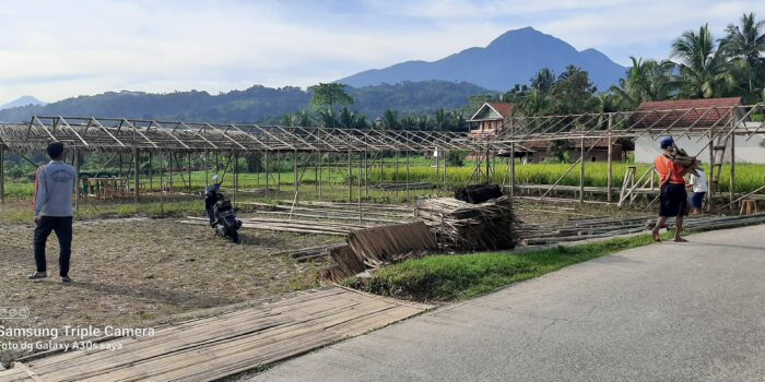 Proses pembuatan Stand bazar Teras Tenjolaya