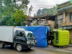 Sebuah Truk Bermuatan Bantuan Untuk Korban Gempa Cianjur Terbalik Di KBB