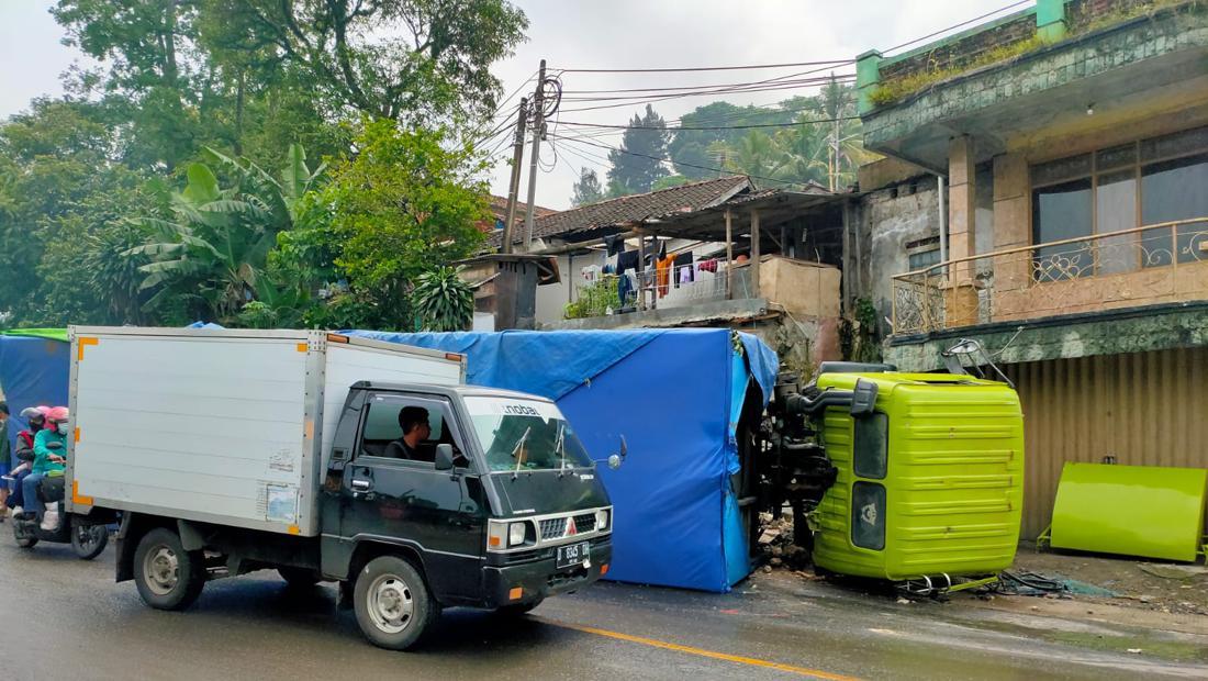 Sebuah Truk Bermuatan Bantuan Untuk Korban Gempa Cianjur Terbalik Di KBB