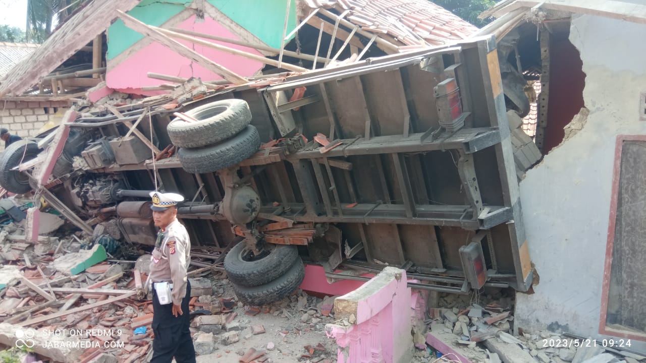 Kecelakaan truck bermuatan hebel di gunung mulya gunung malang tenjolaya bogor