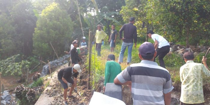 Peringatan Hari Lahir Pancasila Warga Desa Gunung Bunder II Hidupkan Kembali Gotong Royong