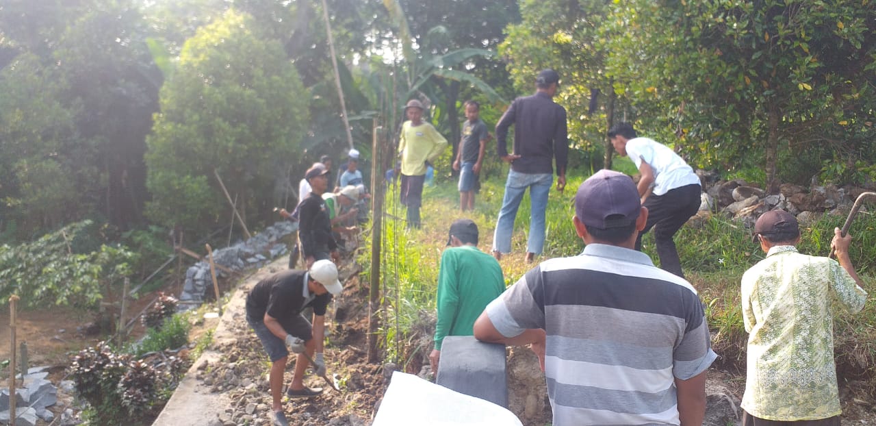 Peringatan Hari Lahir Pancasila Warga Desa Gunung Bunder II Hidupkan Kembali Gotong Royong