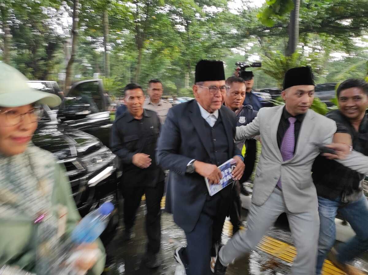 Pimpinan Al-Zaytun Panji Gumilang Tiba Di Gedung Sate, Masuk Lewat Belakang