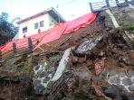 Tembok 30 Meter Menimpa Tiga Rumah di Gunung Batu