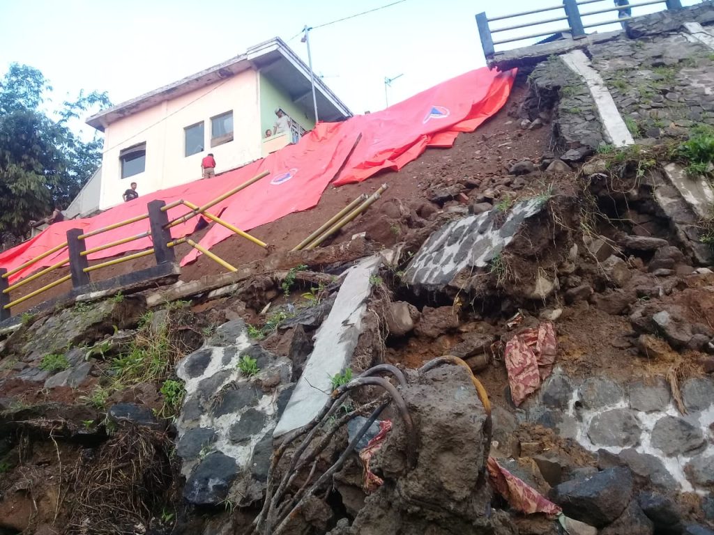 Tembok 30 Meter Menimpa Tiga Rumah di Gunung Batu