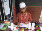 Ustadz Muits pengrajin kaligrafi dari pengasuh Pesantren Raudlatul Ulum di Desa Cibuntu, Kecamatan Ciampea, Bogor