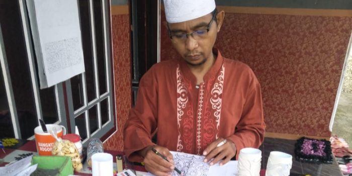 Ustadz Muits pengrajin kaligrafi dari pengasuh Pesantren Raudlatul Ulum di Desa Cibuntu, Kecamatan Ciampea, Bogor