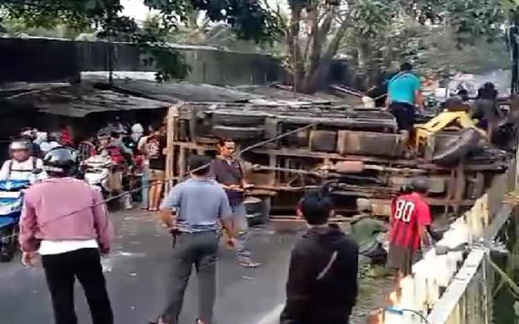 kecelakaan mobil truk pengangkut batu kapur terguling di ciampea