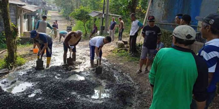 kerja bakti perbaikan jalan rusak di perumahan griya salak endah 2