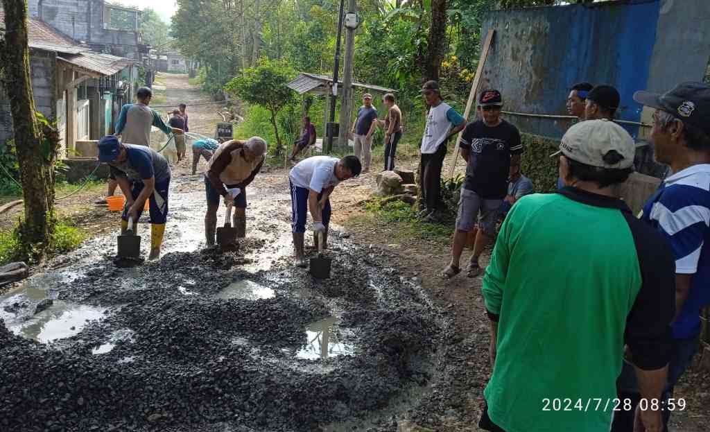 kerja bakti perbaikan jalan rusak di perumahan griya salak endah 2