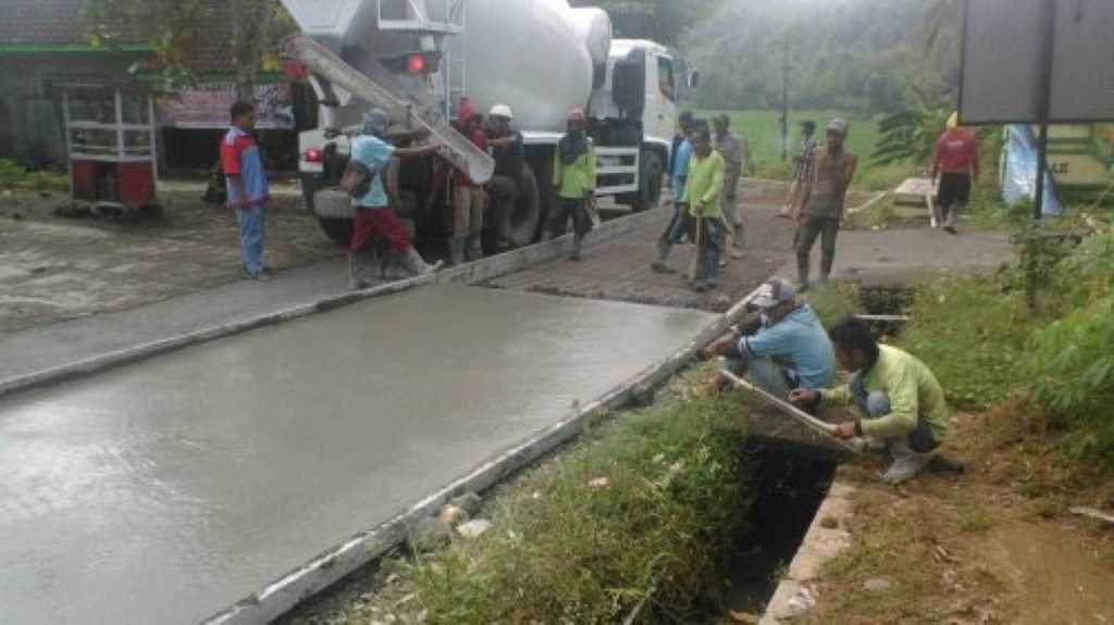 pengecoran jalan desa menggunakan ready mix